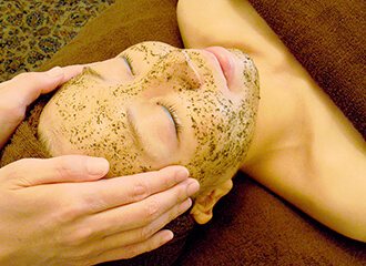 REVI陶肌トリートメントを受ける女性