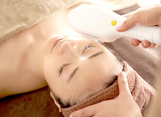 フォトフェイシャルを受ける女性